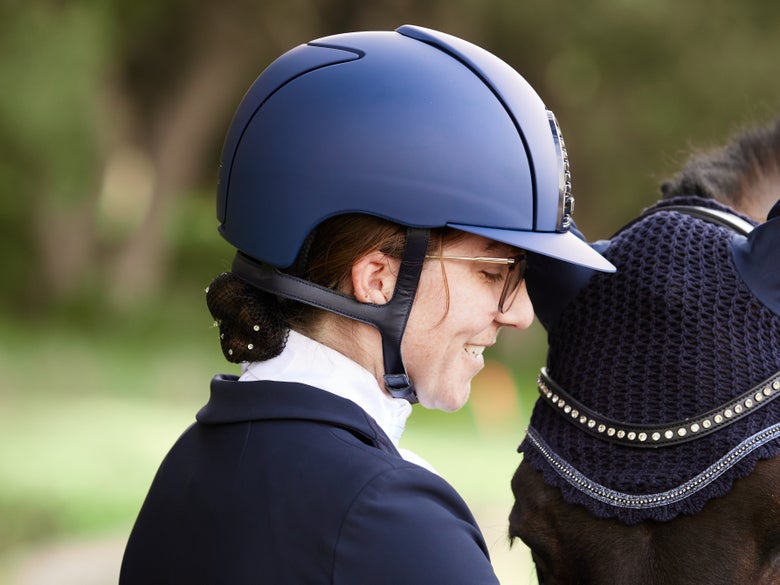 Women wearing a blue KEP helmet with blue hair bun