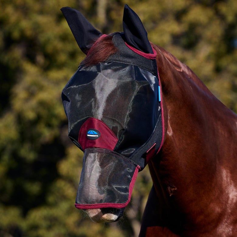 A chestnut horse wearing the WeatherBeeta ComFiTec Fly mask in burgundy.