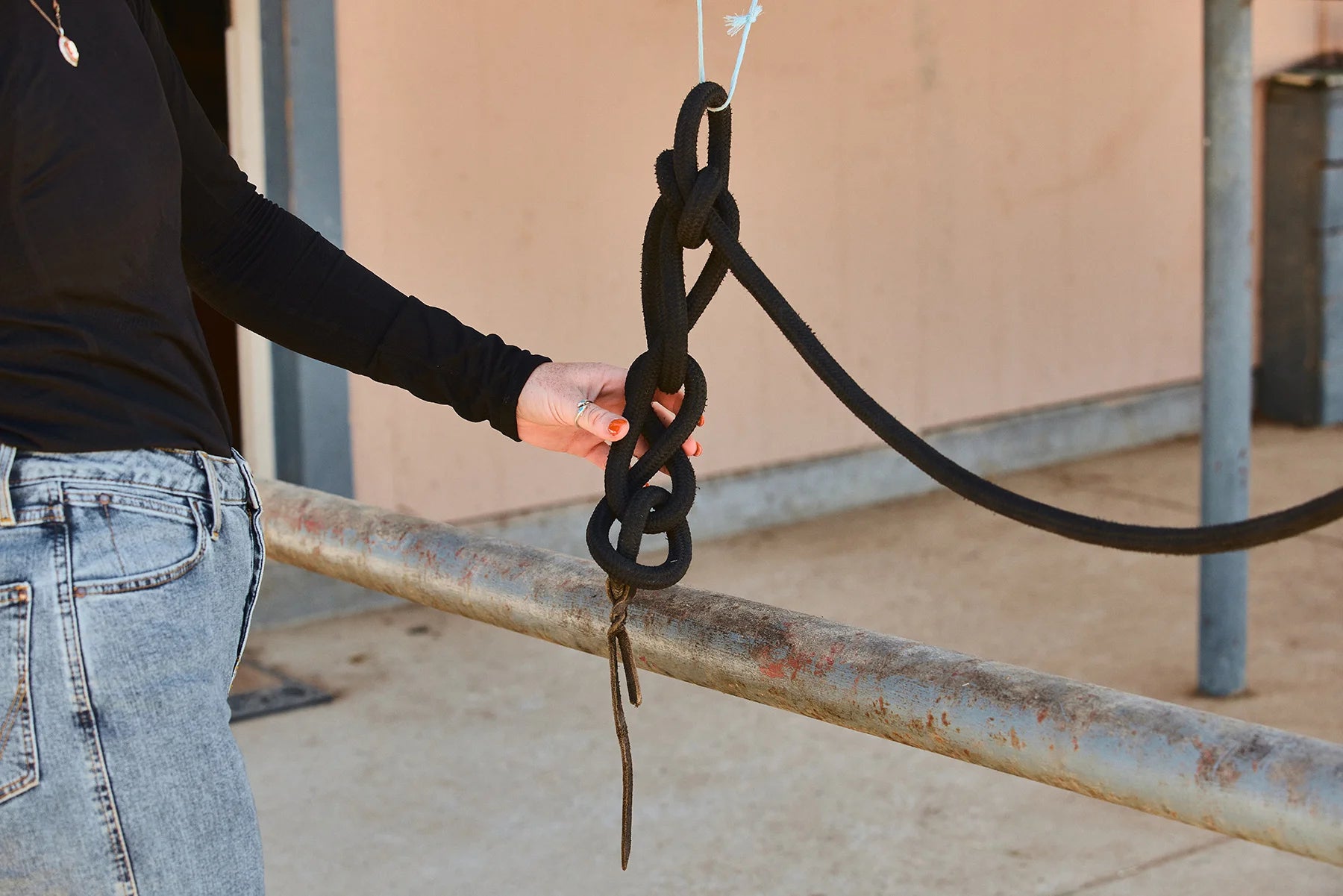 An example of a complete 'Loop D Loop' quick-release knot.