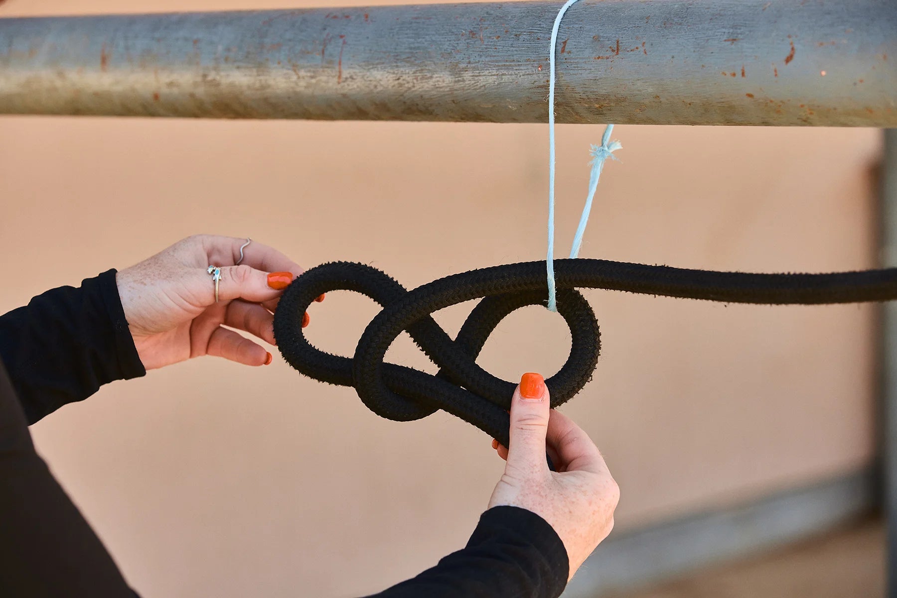 Working with the loose rope section nearest the tie spot, fold your tail end (creating a loop) and pass through the loop that we just secured. Repeat with a 'daiy chain'.