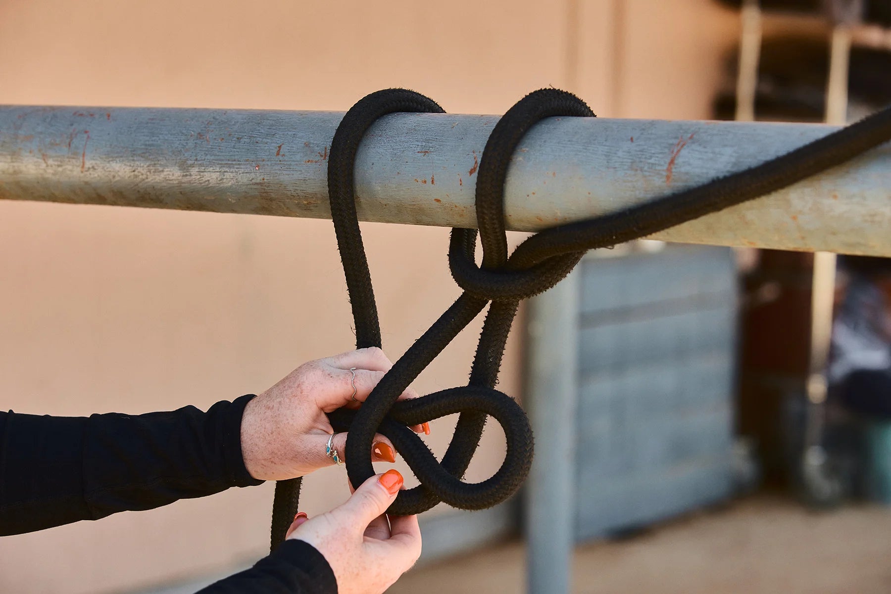  Fold your loose end and stick it through the loop you just created. Secure the excess rope by using a daisy chain or crochet pattern.