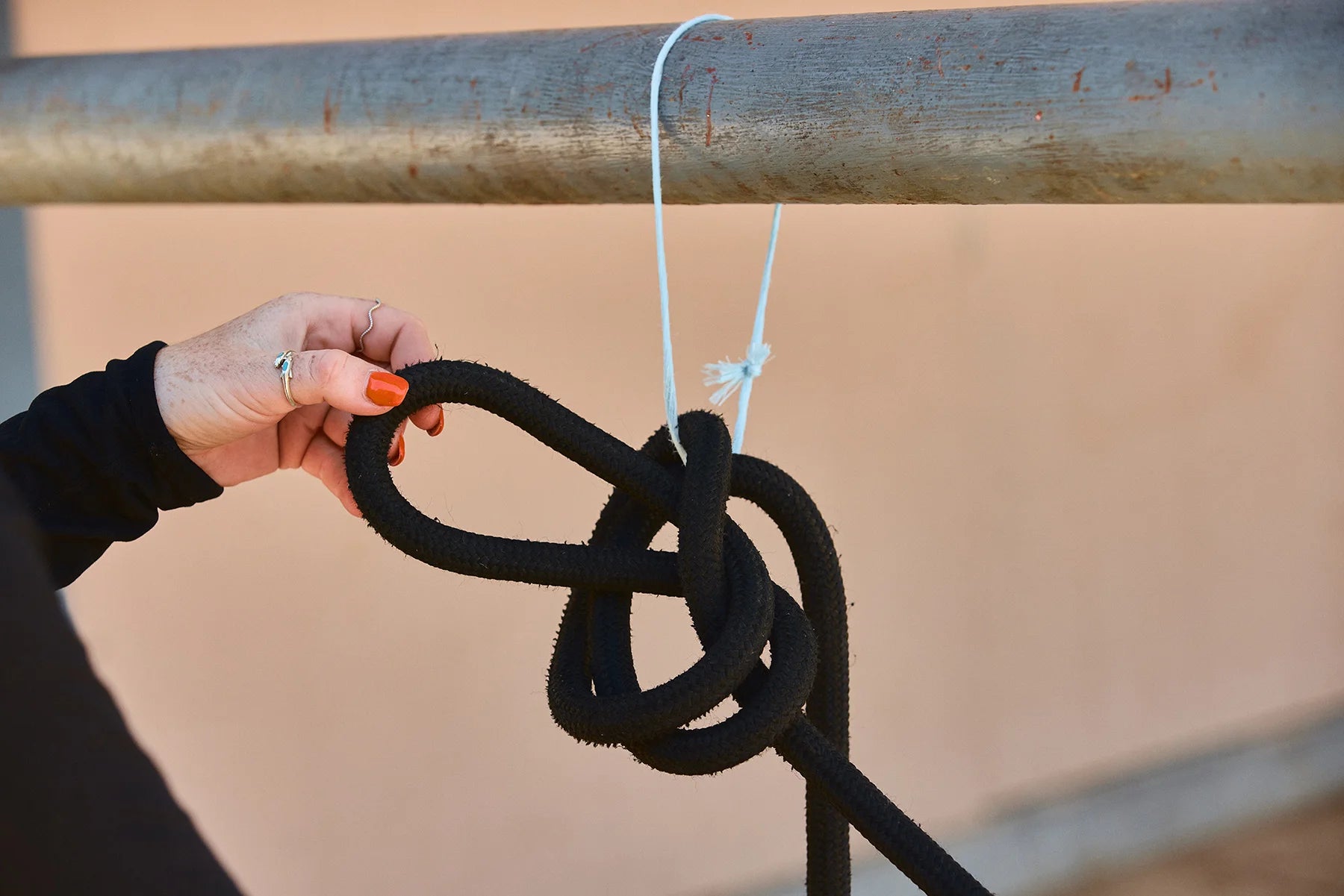 Pass the loop over the end that is clipped to the horse and then under. Immediately go through the created circle and pull tight.